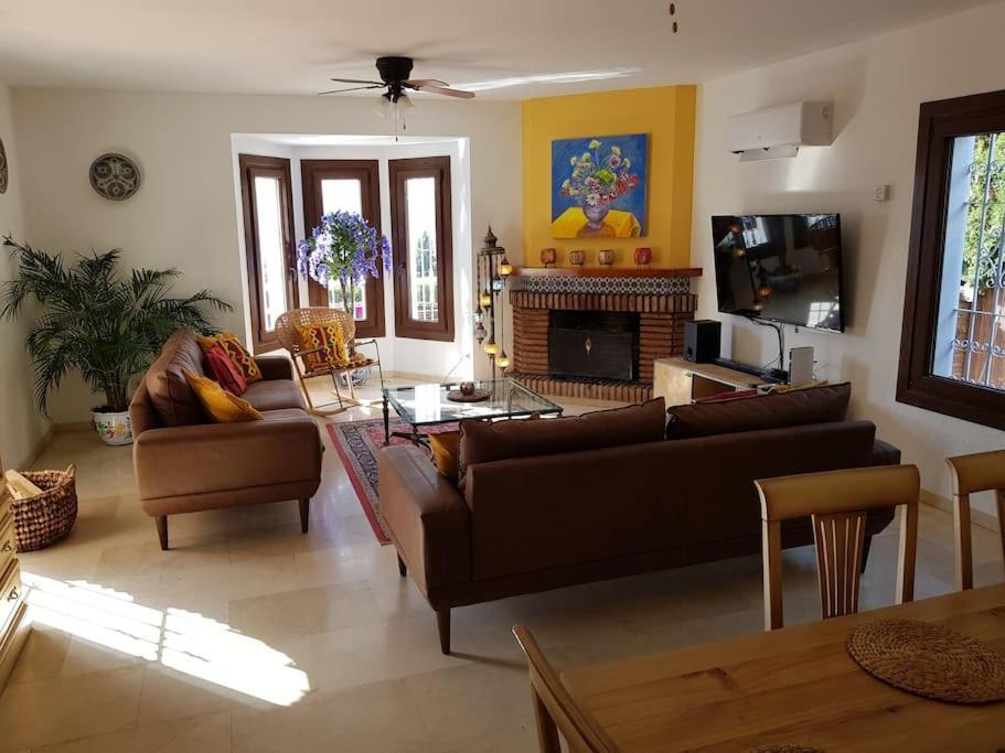 Beautiful 9 Bedroom With And Pool. *