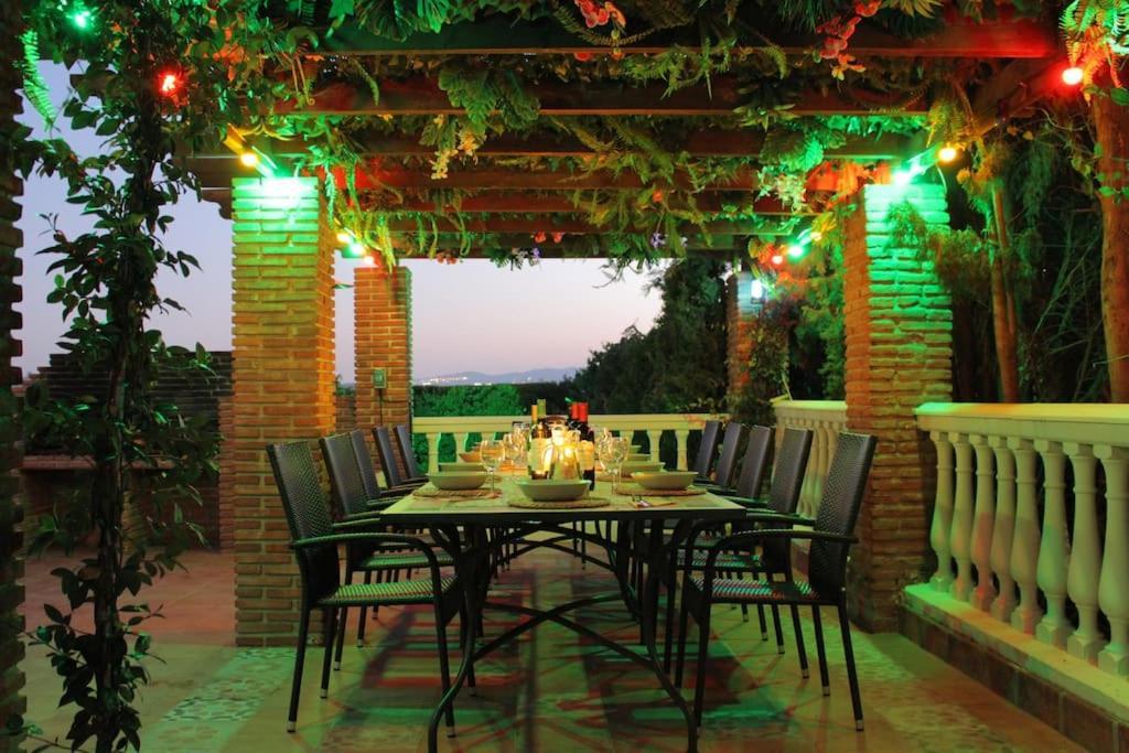 Beautiful 9 Bedroom With And Pool. Villa