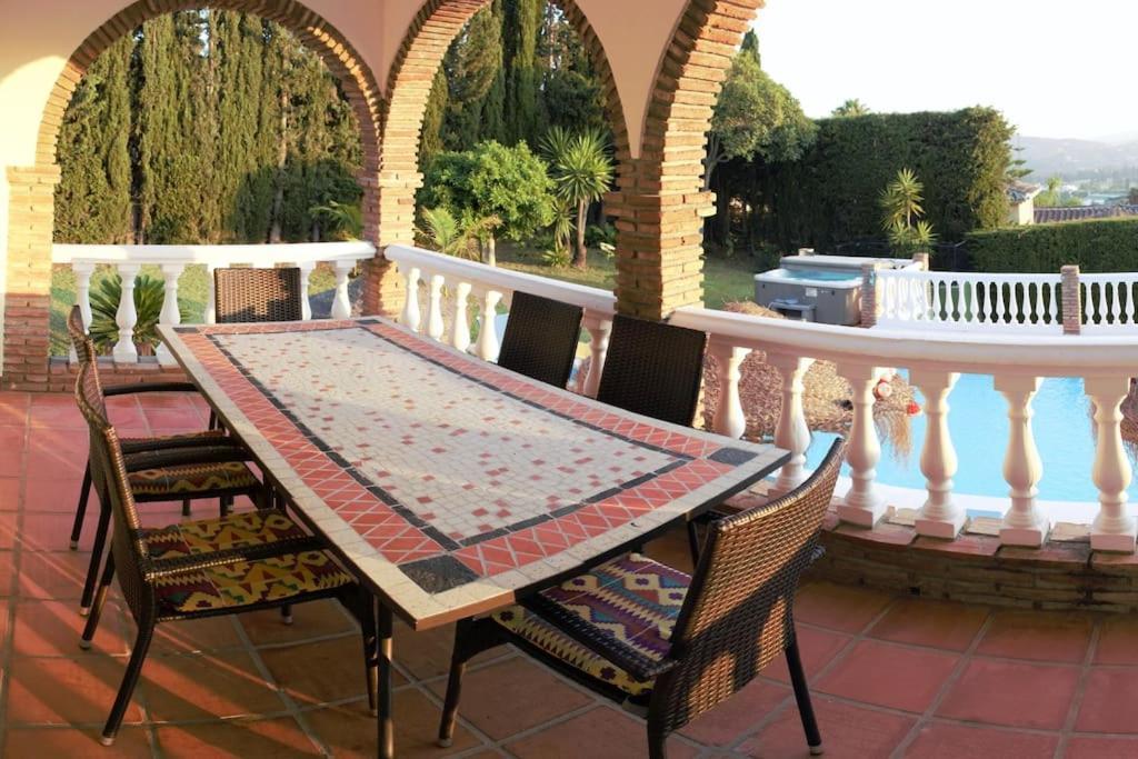 Beautiful 9 Bedroom With And Pool. Villa