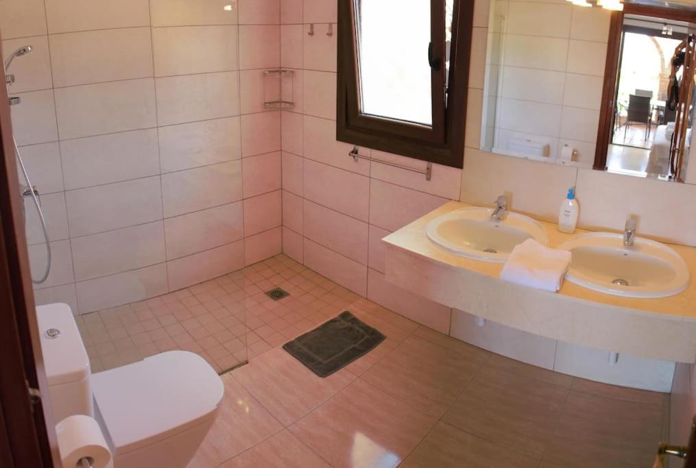 Beautiful 9 Bedroom With And Pool. Villa